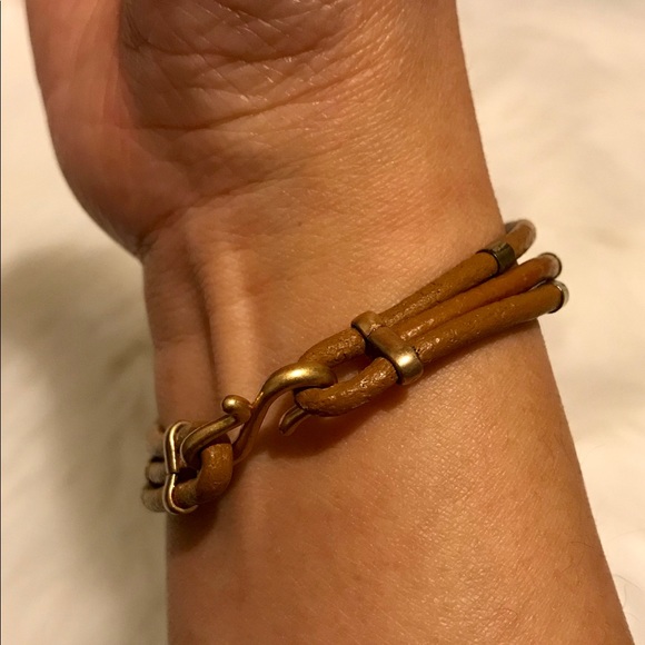 Small caramel leather bracelet with gold accents - Picture 6 of 6